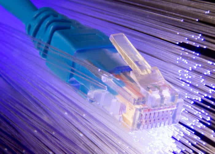 cabo de internet via fibra óptica