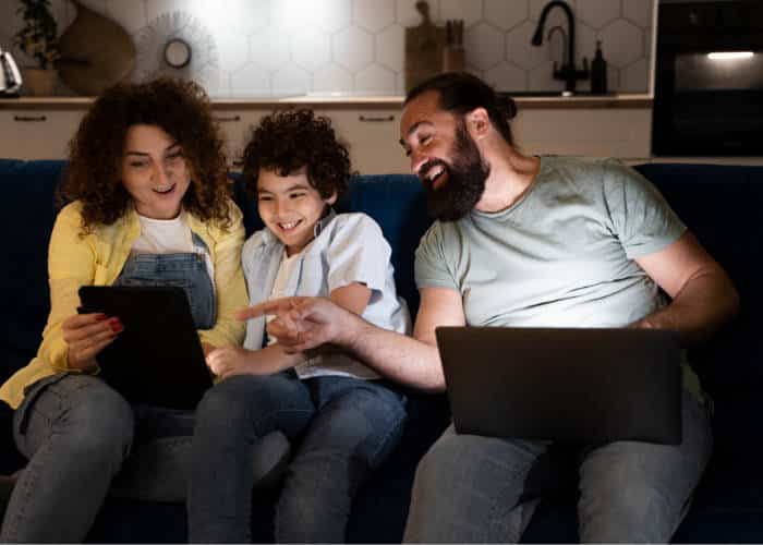 família navegando com internet via fibra óptica em são mateus do sul
